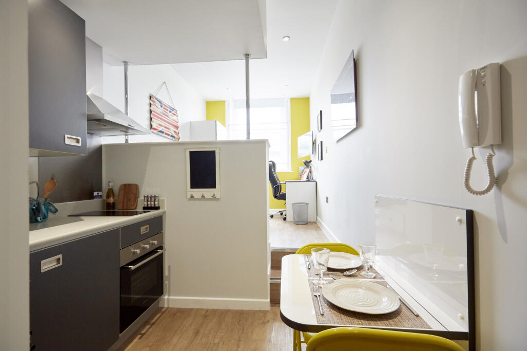 Queens Road (Flat 13), Clifton, Bristol, (Third Floor), BS8