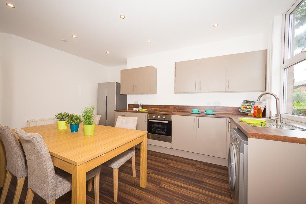 8 Mayville Terrace, Hyde Park, Leeds, LS6 1NB