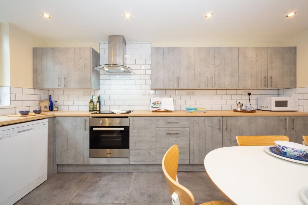 24 Chestnut Avenue, Hyde Park, Leeds, LS6 1BA